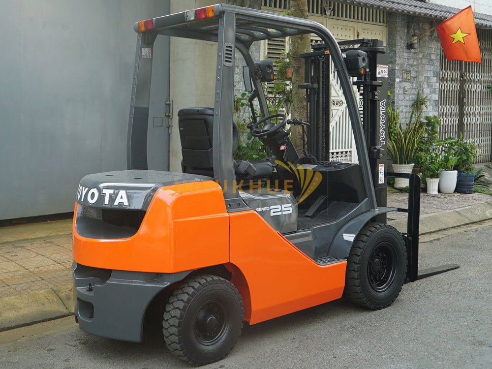 Xe nâng dầu TOYOTA 02-8FD25