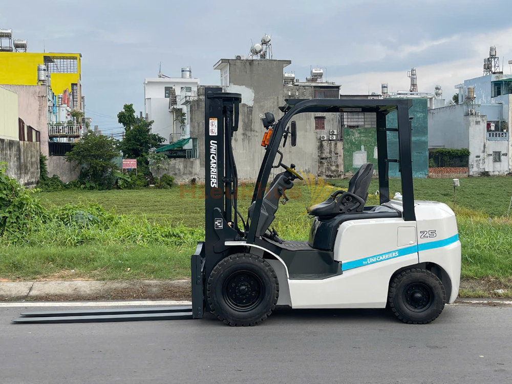 Xe nâng dầu UNICARRIERS FD25T4 lốp hơi đàn hồi tốt