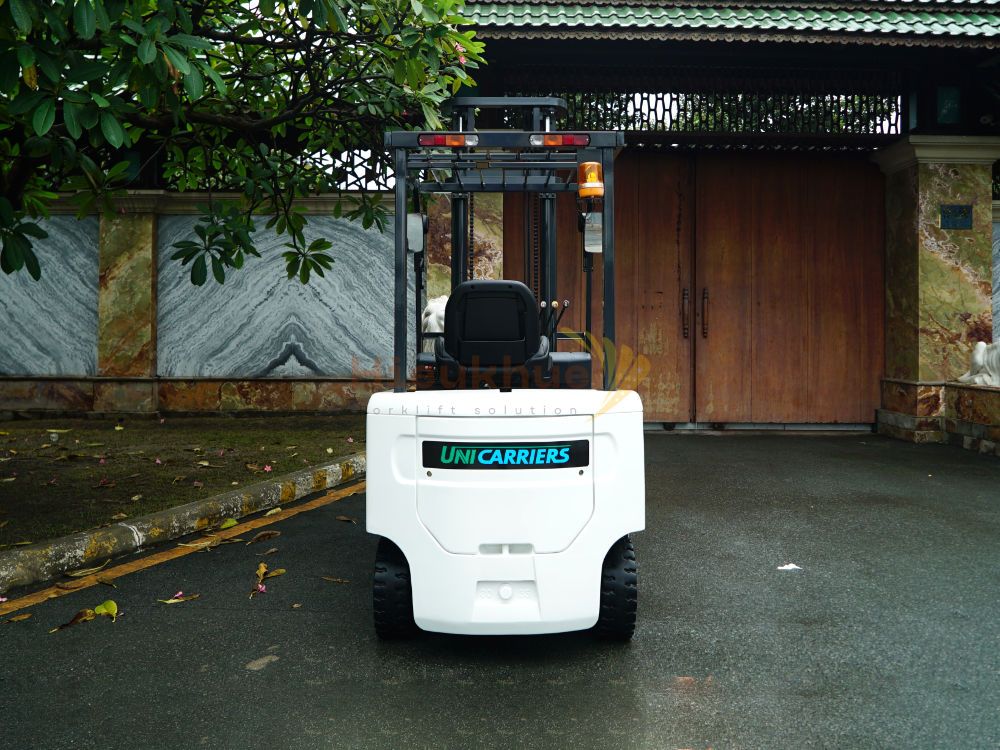 Xe nâng điện ngồi lái UNICARRIERS FB30-8 dịch càng tiện lợi