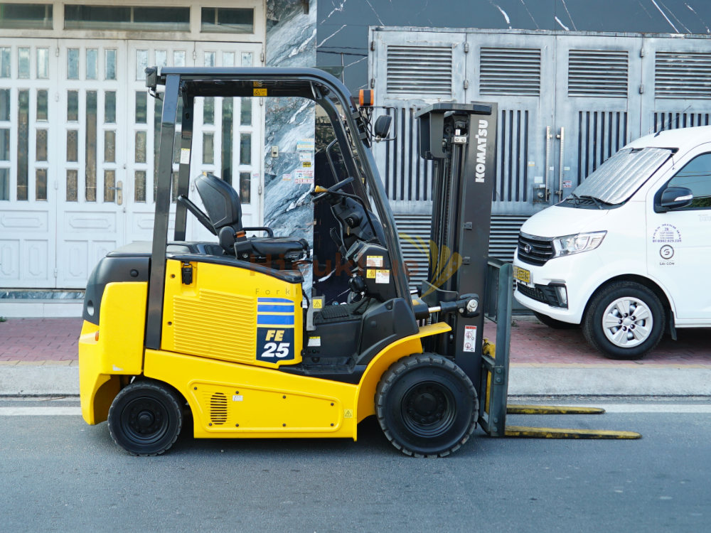 Xe nâng điện ngồi lái 2.5 tấn hiệu KOMATSU model FE25-1 nhập khẩu Nhật
