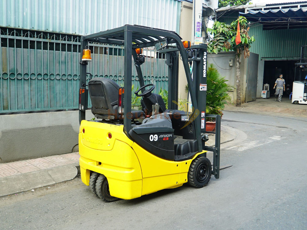 Xe nâng điện ngồi lái KOMATSU FB09M-12
