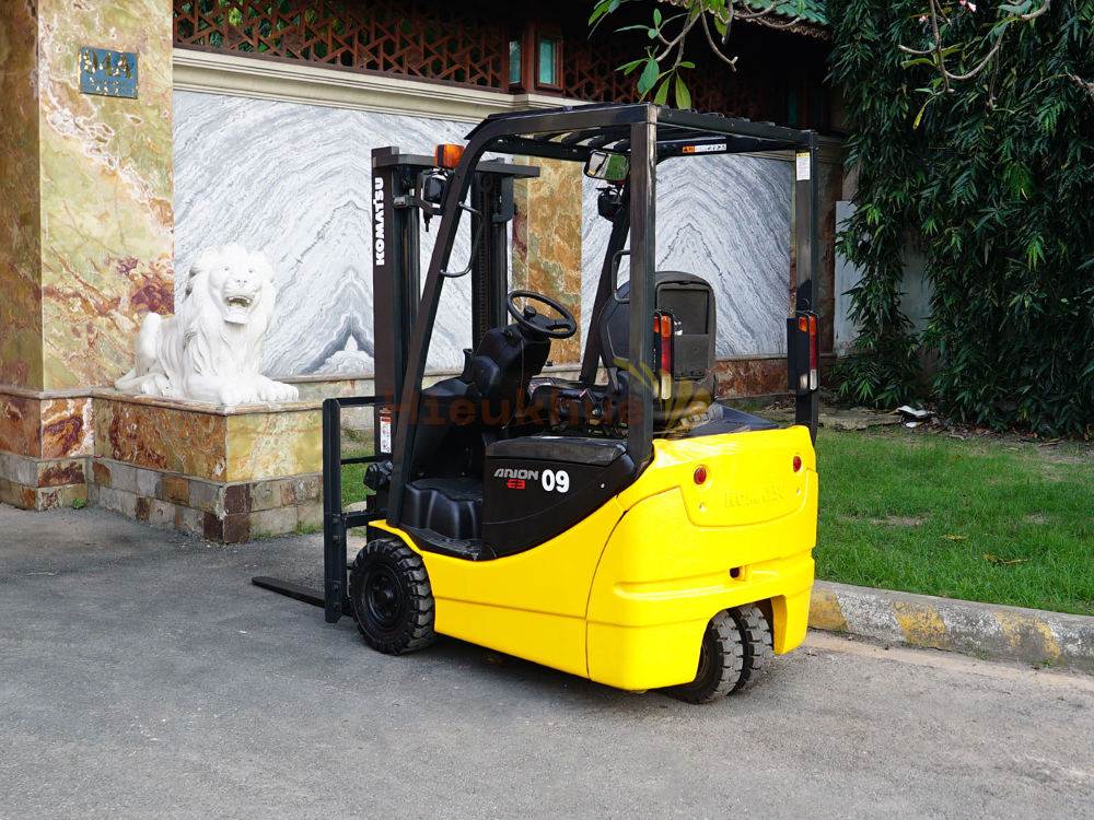 Xe nâng điện ngồi lái KOMATSU FB09M-12 năm 2017, nâng cao 3m