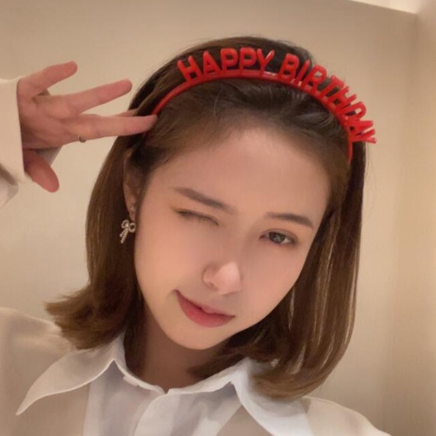 cài tóc nhựa màu đỏ
