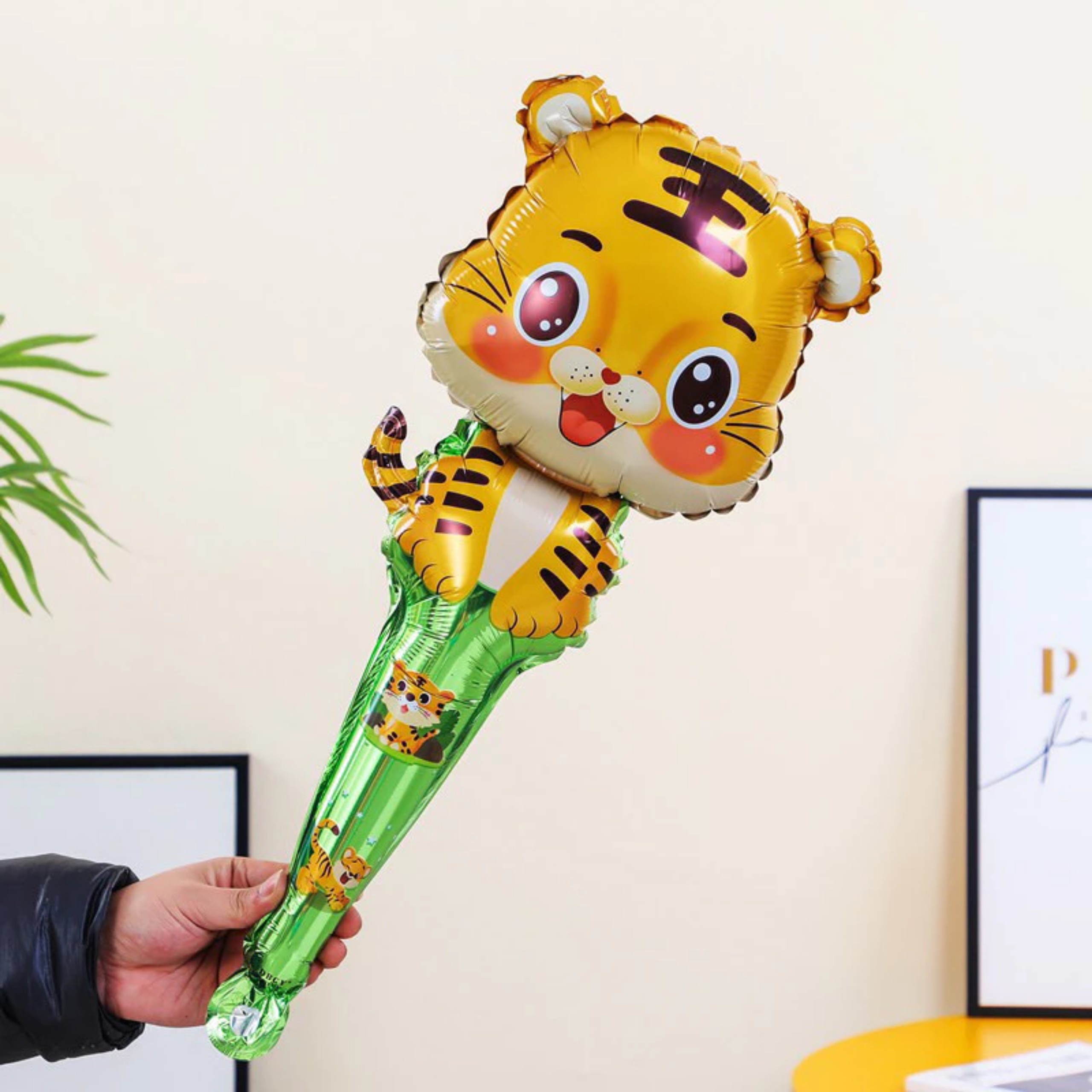 BÓNG TAY CẦM HỔ VÀNG SỌC