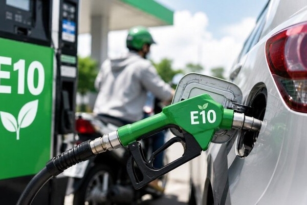 Vì sao xăng E10 có nhiều màu sắc?