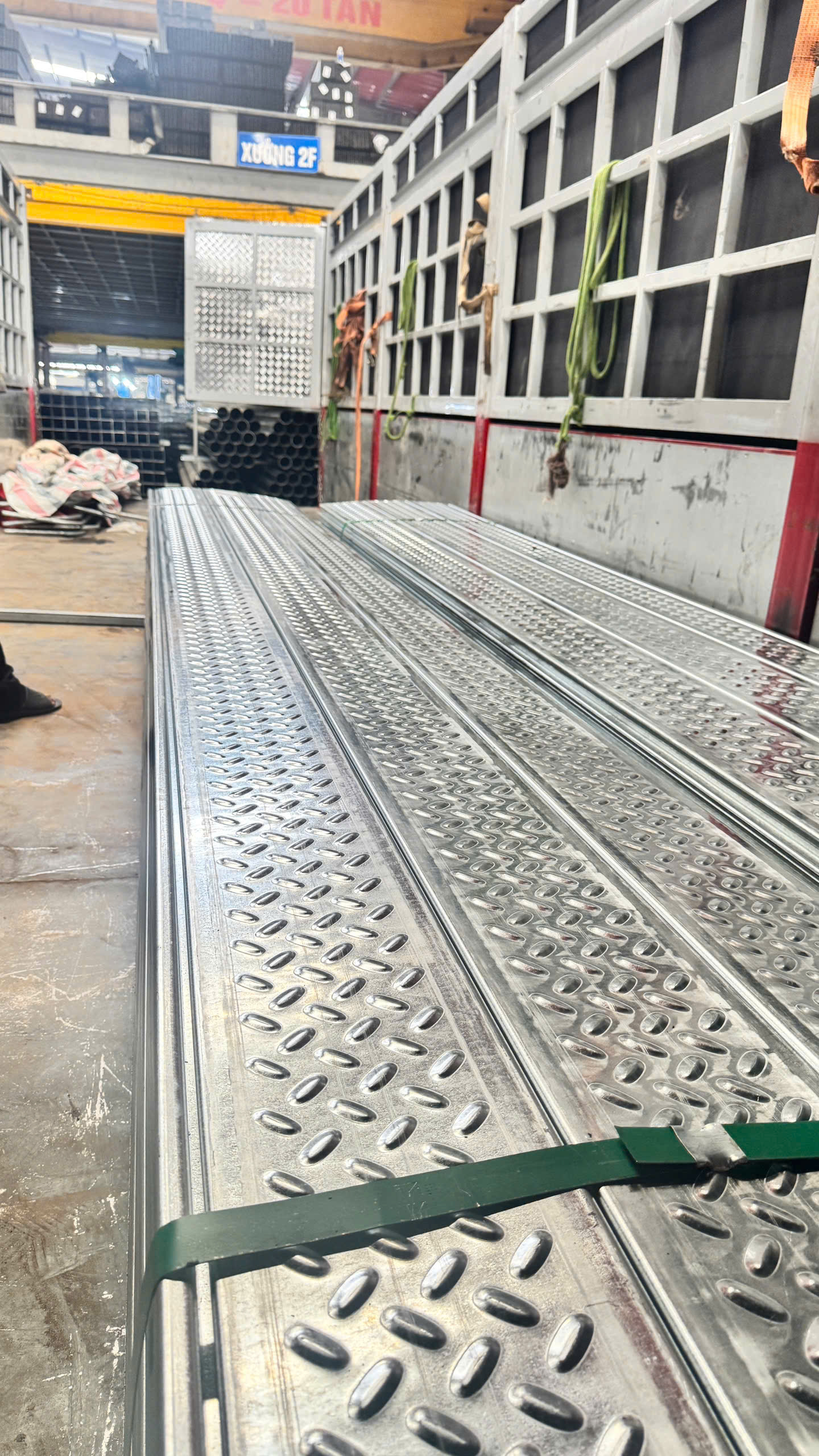 Lối Đi Pin Năng Lượng Mặt Trời – Giải Pháp Lối Đi Bảo Trì Solar Bằng Tấm Thép