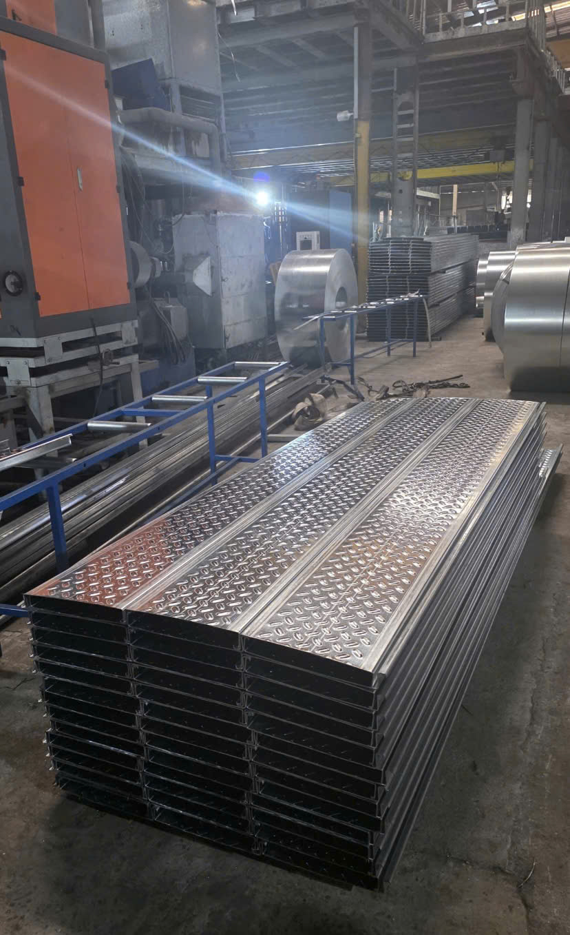 Sàn Đi Lại Vệ Sinh Pin Mặt Trời – Lối Đi Bảo Trì Solar Bằng Tấm Thép