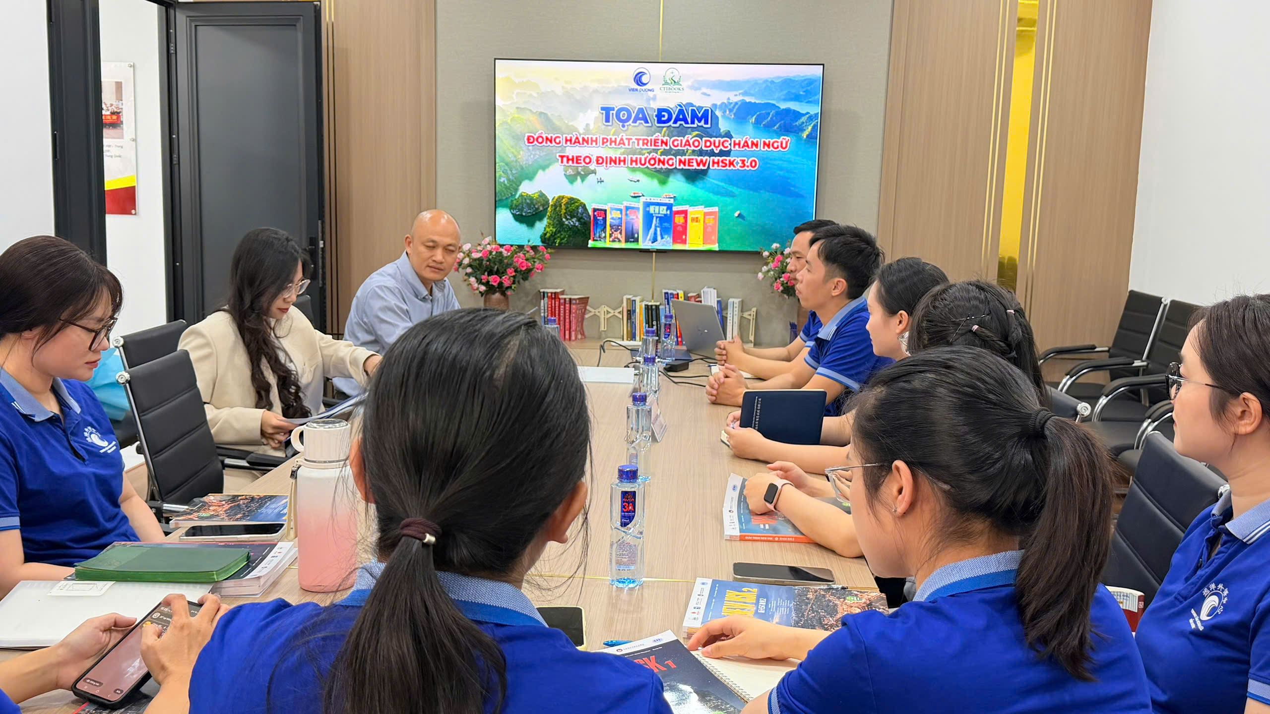 Chuyên gia Ban Biên dịch giáo trình New HSK 3.0 tham dự tọa đàm tại Viễn Dương