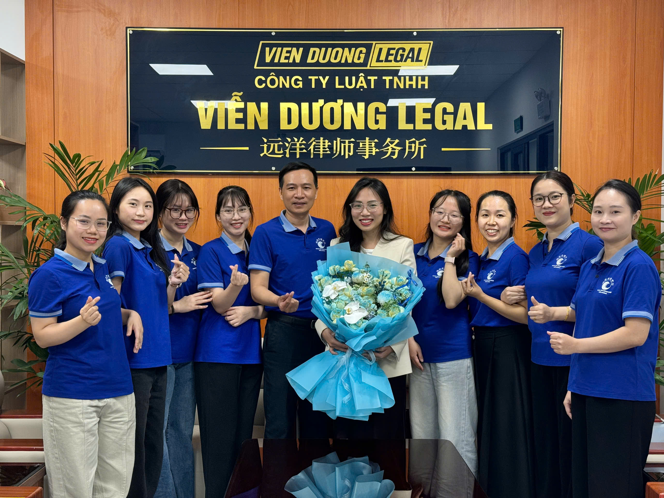 Đại diện Trung tâm Ngoại ngữ Viễn Dương và CTIBOOKS tại chương trình