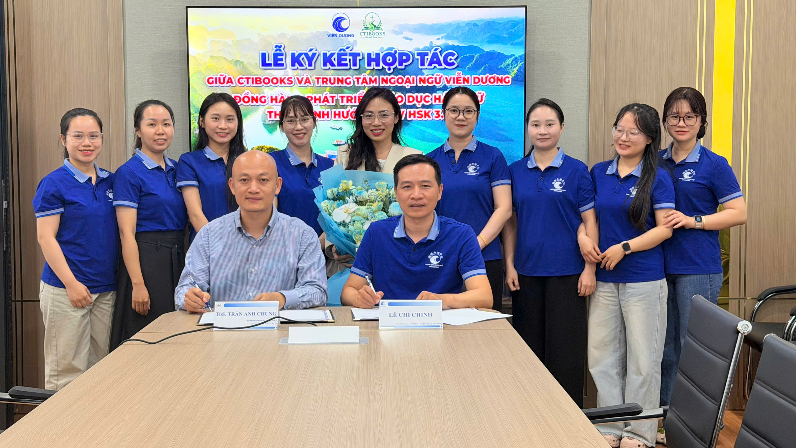Hai bên trao biên bản hợp tác tại Trung tâm Ngoại ngữ Viễn Dương