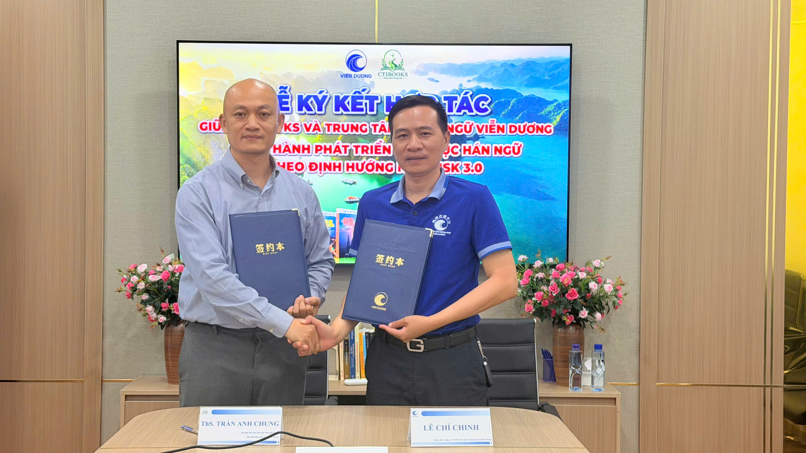 Đội ngũ giáo viên Trung tâm Ngoại ngữ Viễn Dương cùng chuyên gia New HSK 3.0