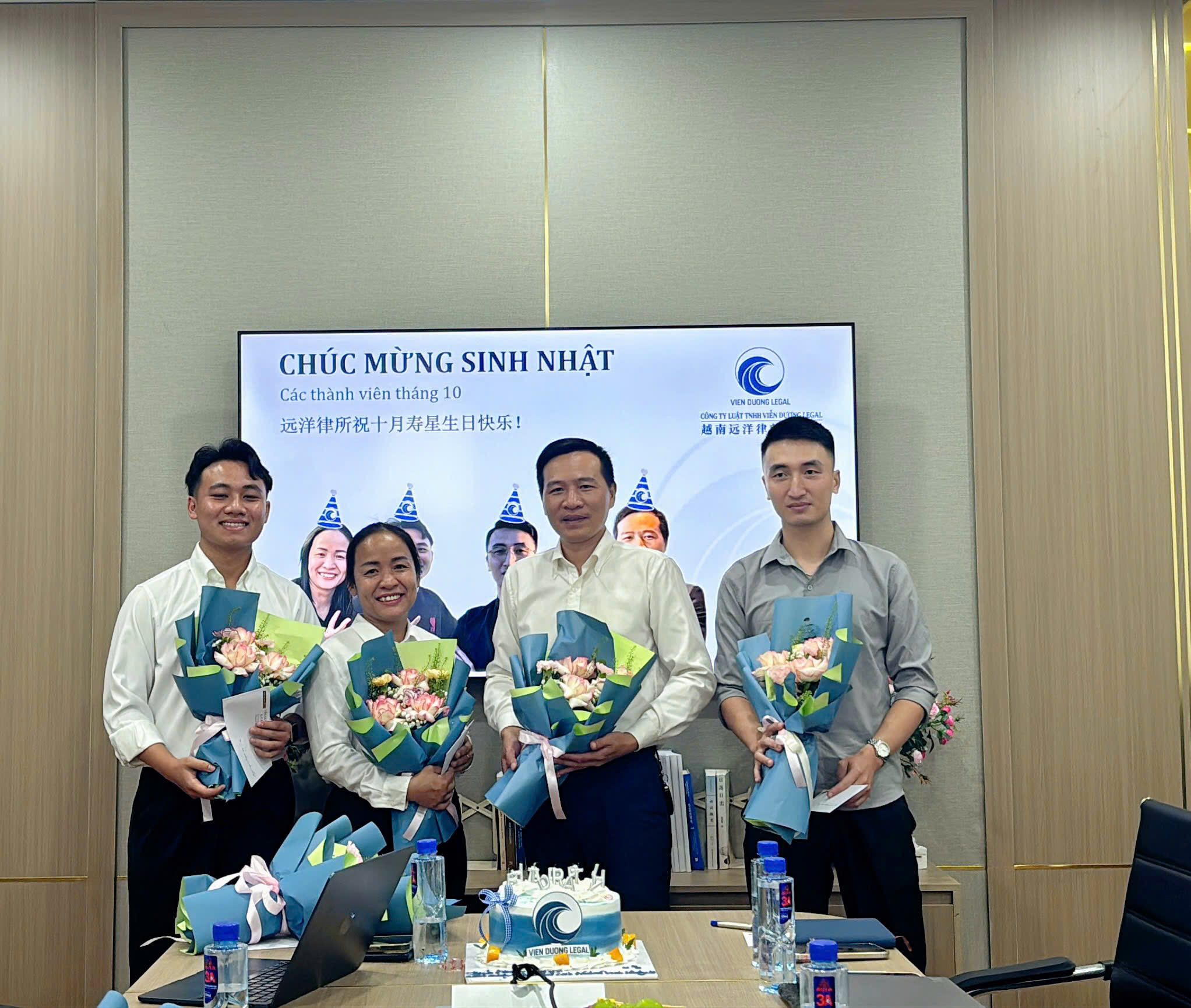 Ban lãnh đạo Viễn Dương Legal tặng hoa thành viên sinh tháng 10
