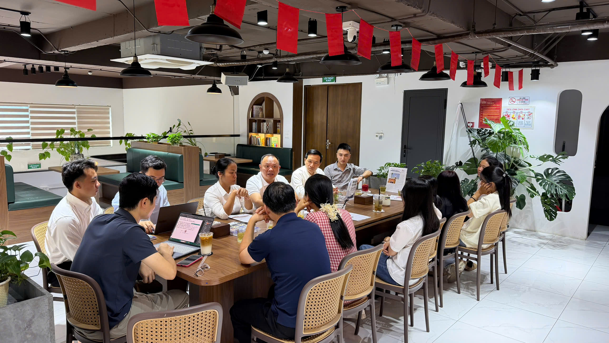 Luật sư và chuyên viên Viễn Dương Legal trao đổi chuyên môn