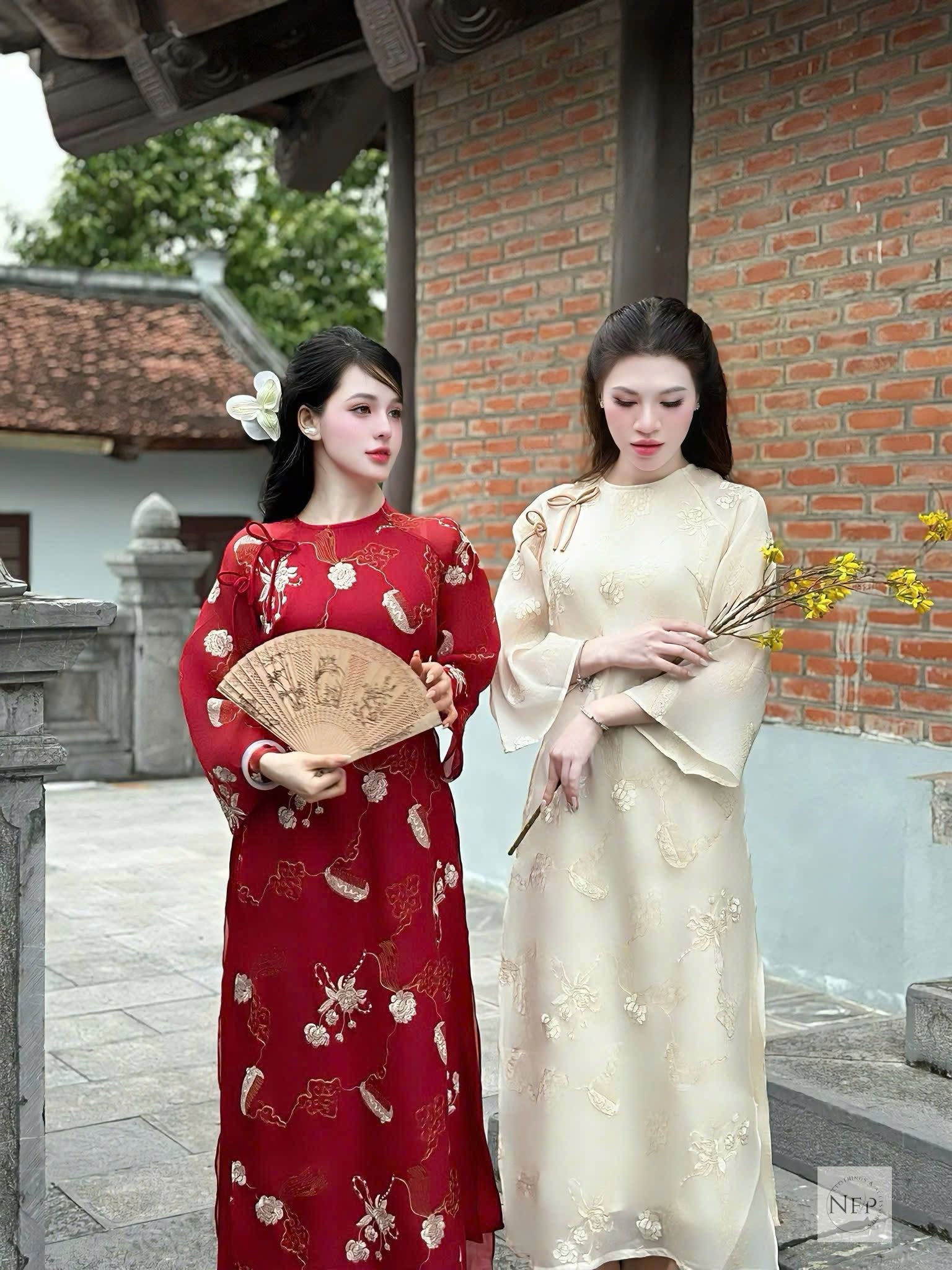 AD đỏ cổ tròn thêu lược