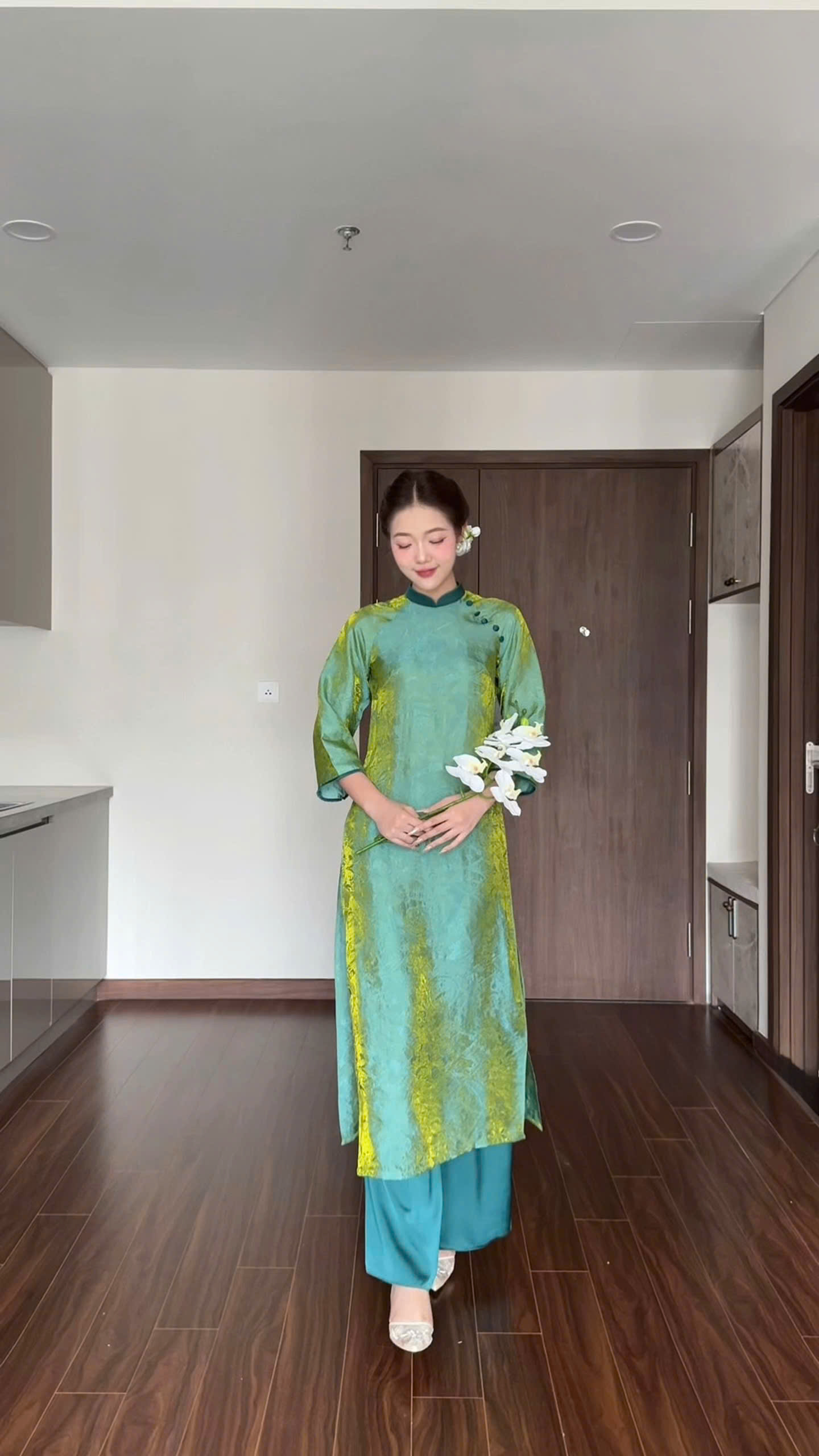 AD tơ ánh xanh viền đậm cổ 3p 4 tà đính tag cúc +quần trơn xanh cổ vịt