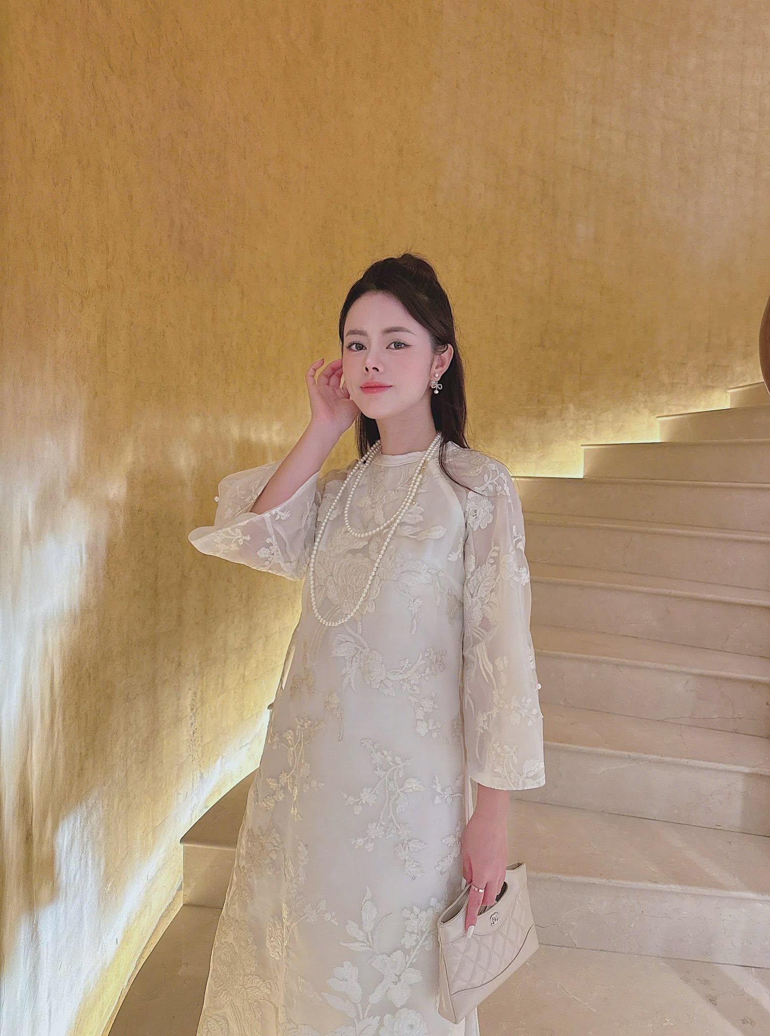 AD kem cổ tròn thêu hoa tay lỡ