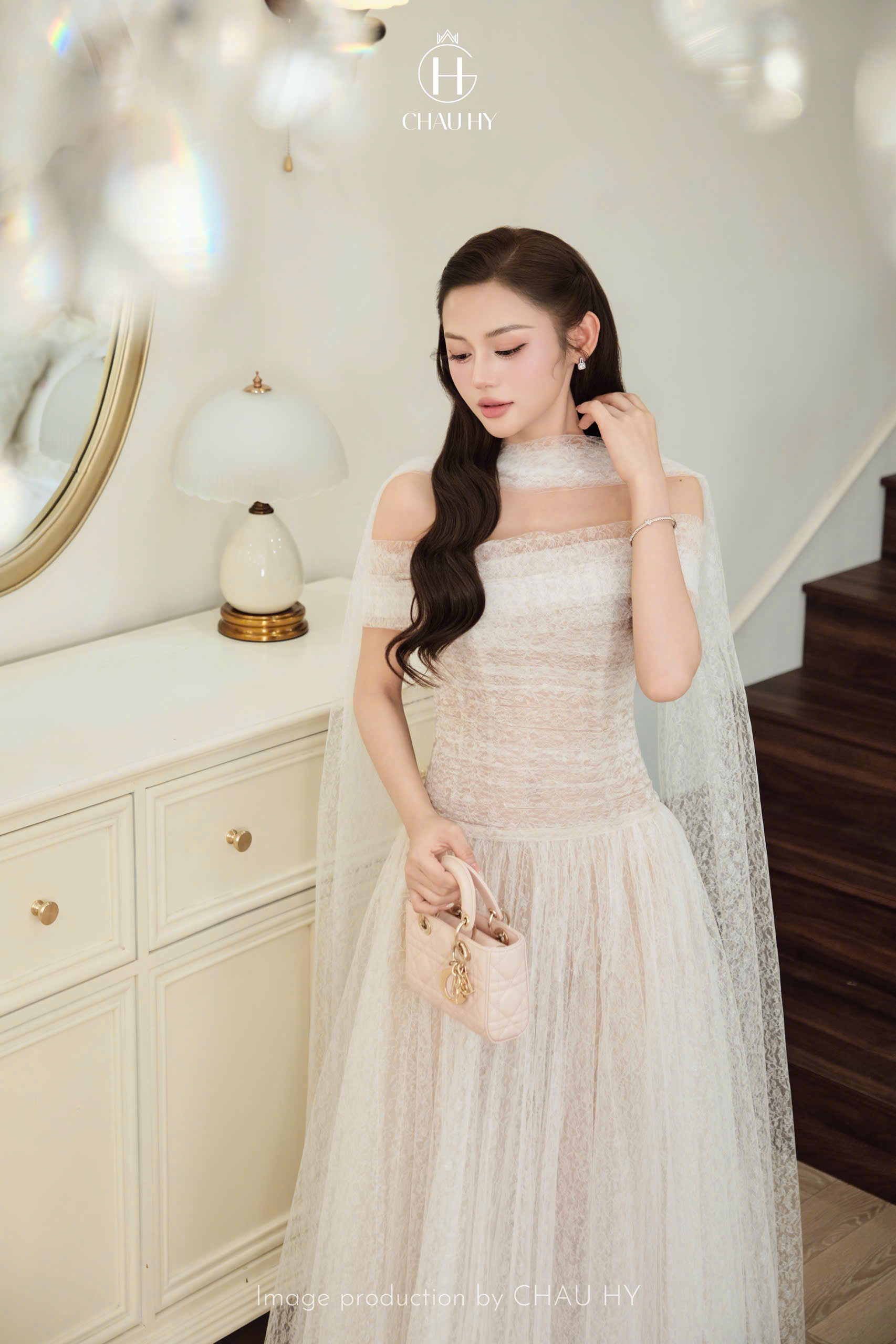 VT trắng lót kem ren lưới kim sa trễ vai +kèm voan CS1