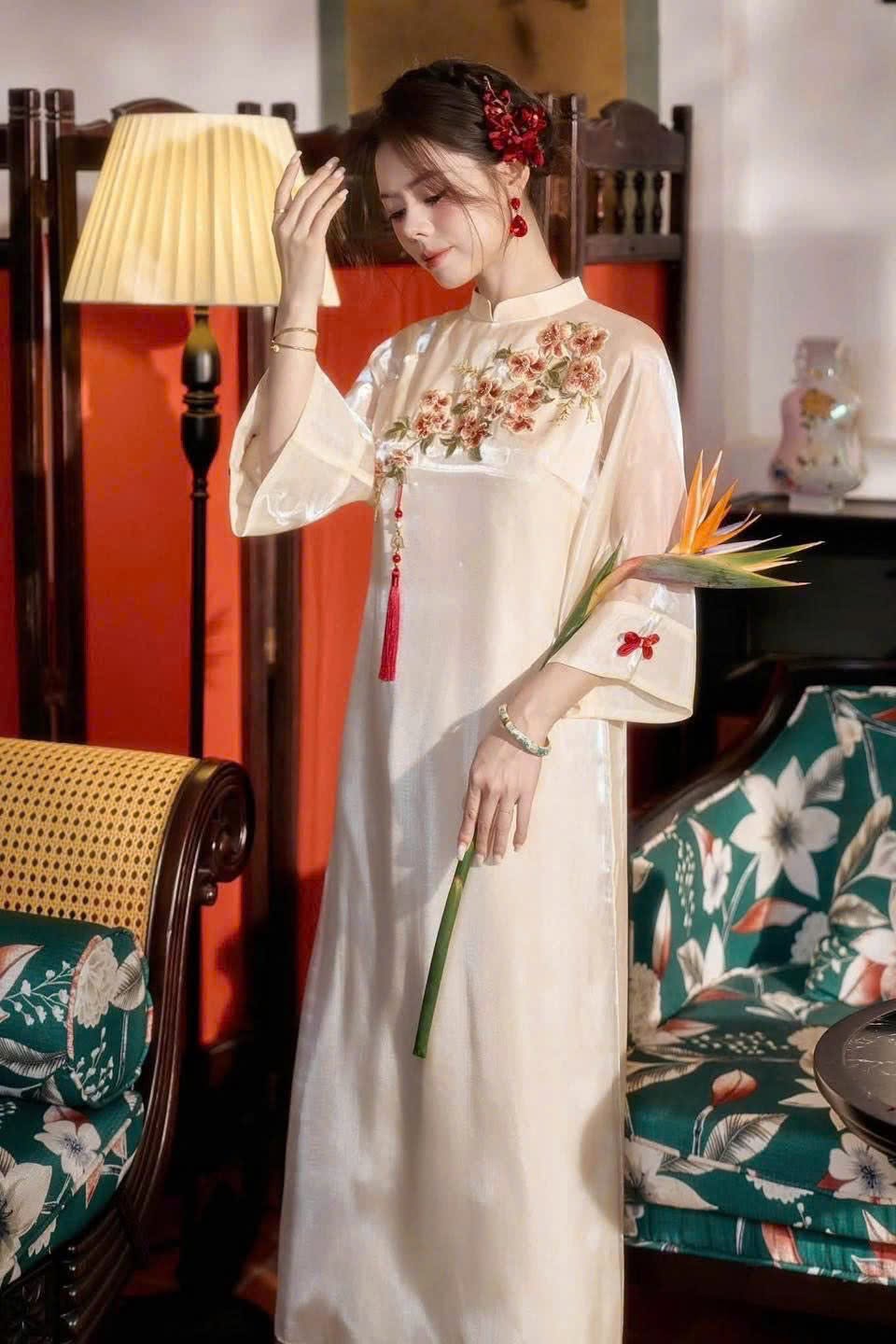 AD trắng kem cổ 3p thêu hoa hồng CS1