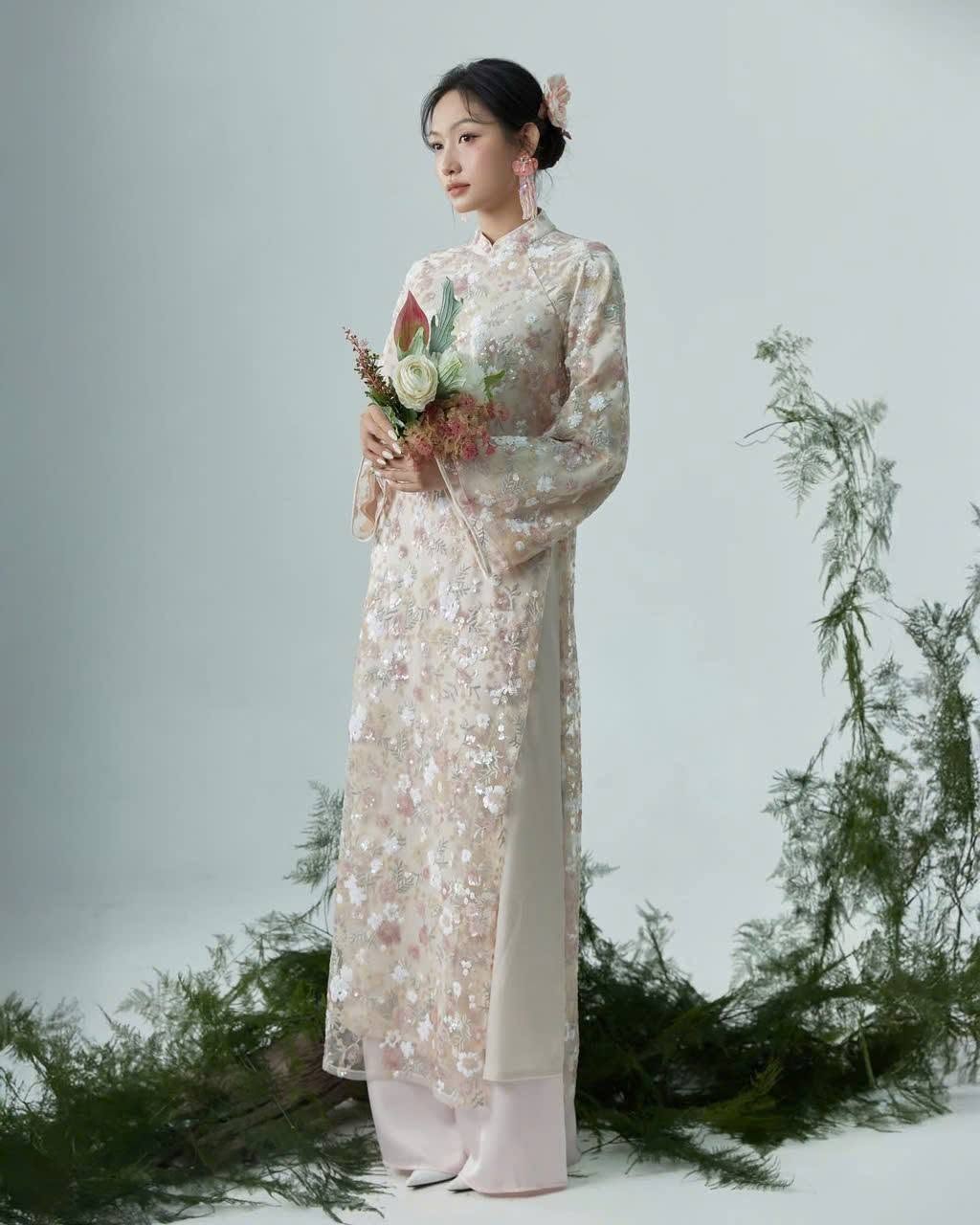 AD kem kim sa thêu hoa cổ 3p