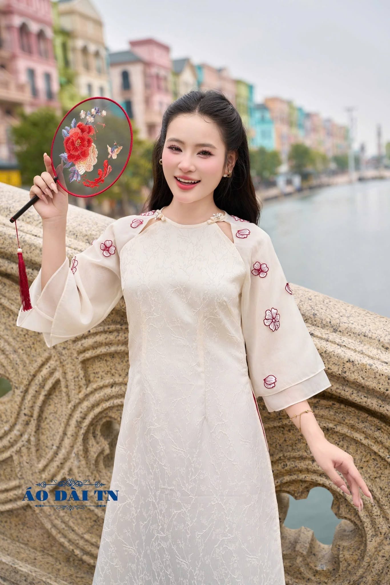 AD kem cổ tròn nơ cổ ht hoa đính hoa đỏ
