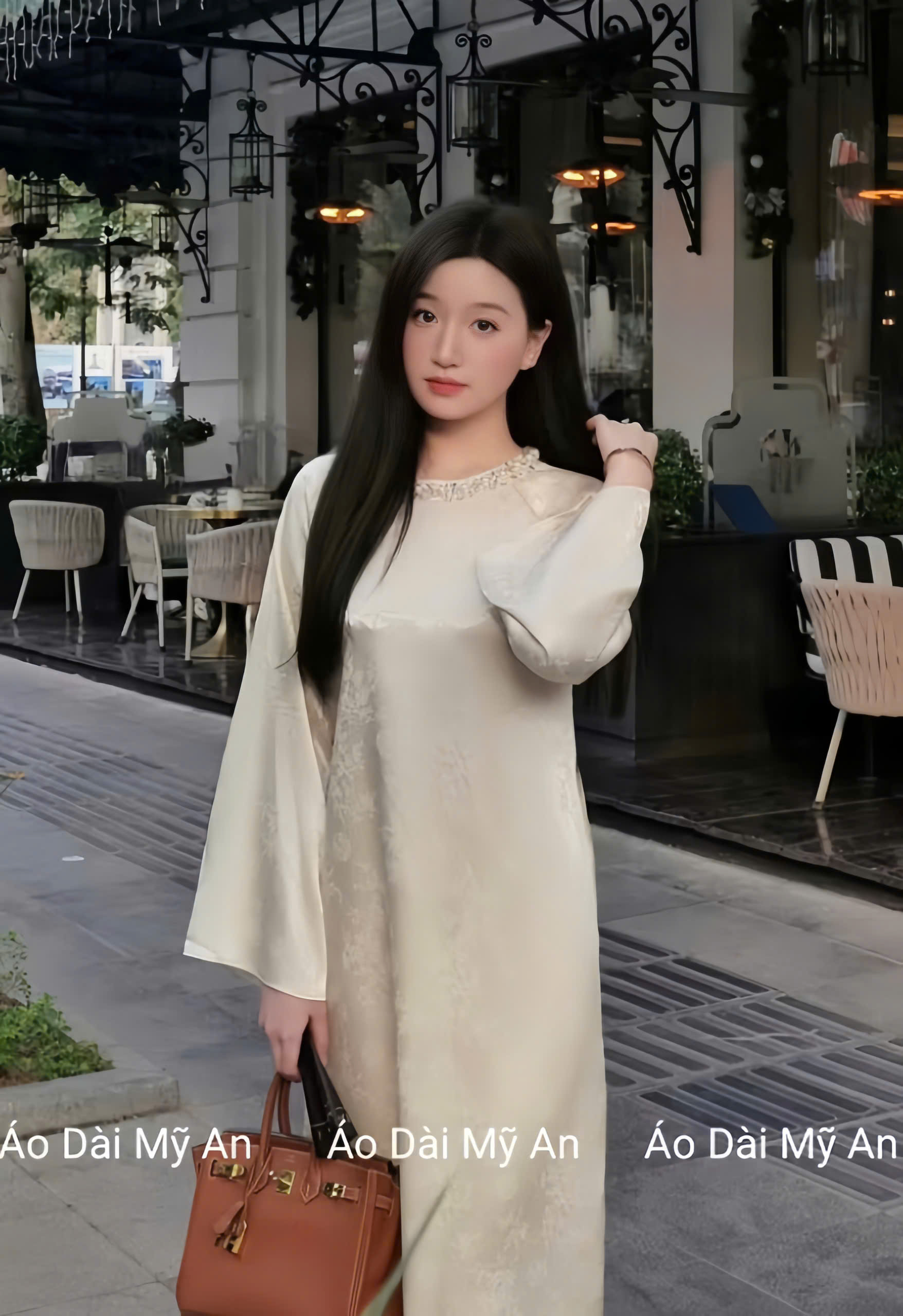 AD lụa kem cổ tròn đính đá ht hoa lá