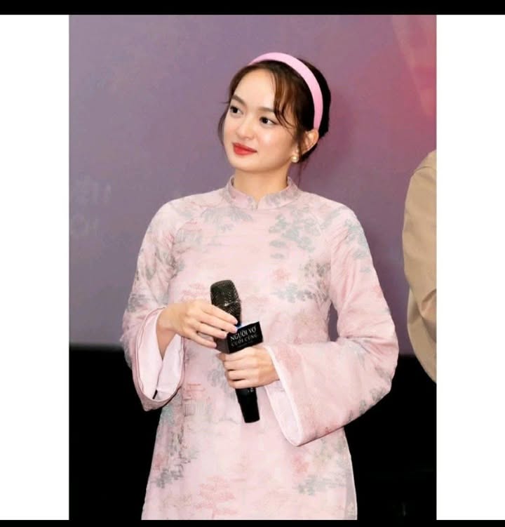 AD hồng cổ 3p thêu phong cảnh