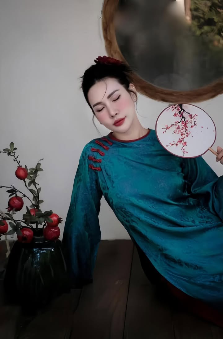 AD lụa thọ xanh viền đỏ đính nơ vai