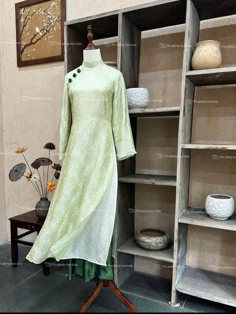 AD lụa thọ rơi xanh lá cổ 3p 4 tà lót trắng đính hoa xanh + quần tơ thọ xanh lá