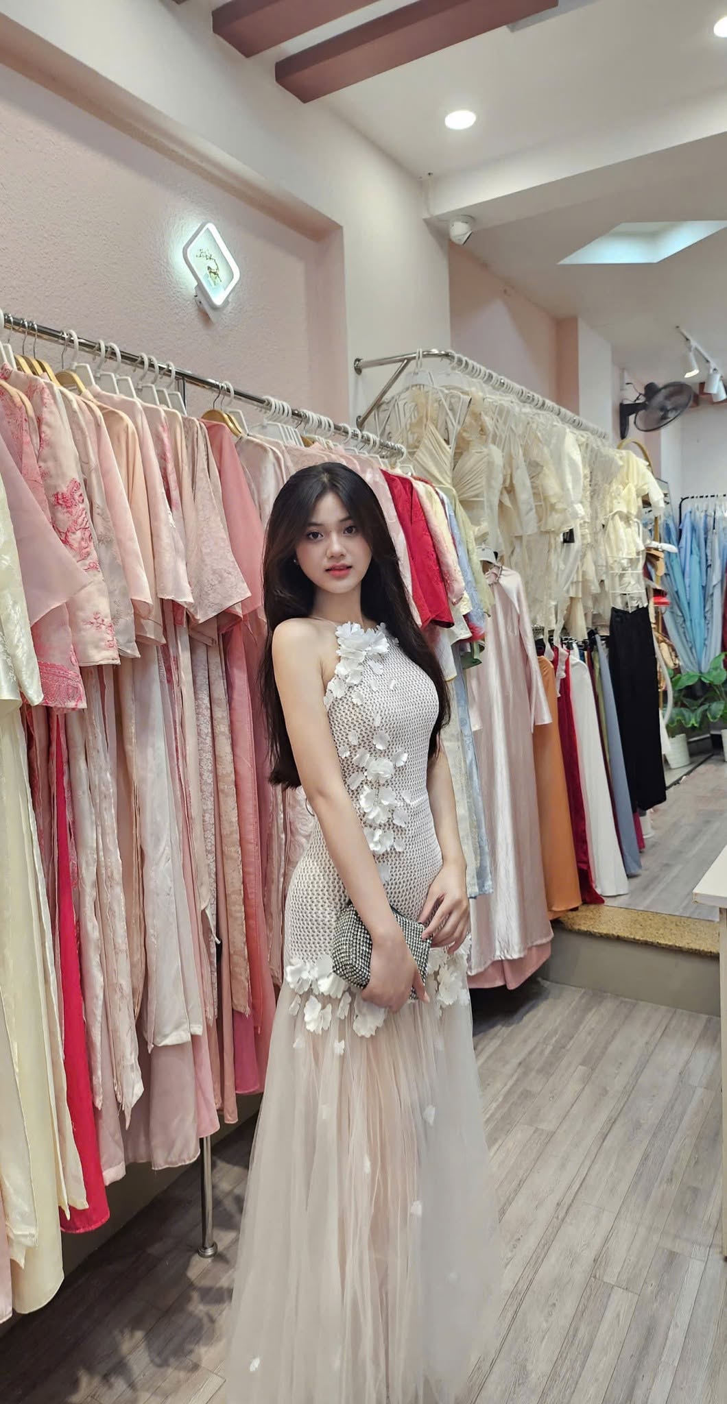 VT yếm trắng lót be đính hoa