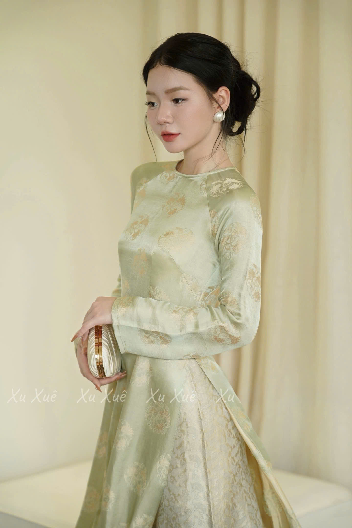 AD xanh cốm cổ tròn vân hoa tròn + quần kem vân công CS1