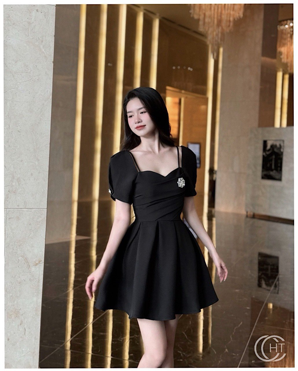 VT đen cổ vông tay cộc