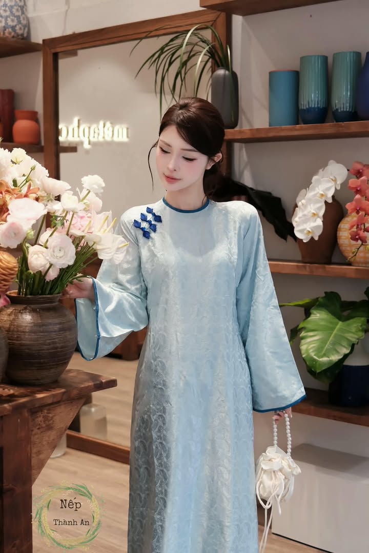 AD lụa xanh dương vân công cổ tròn đính nơ vai +quần xanh vân công