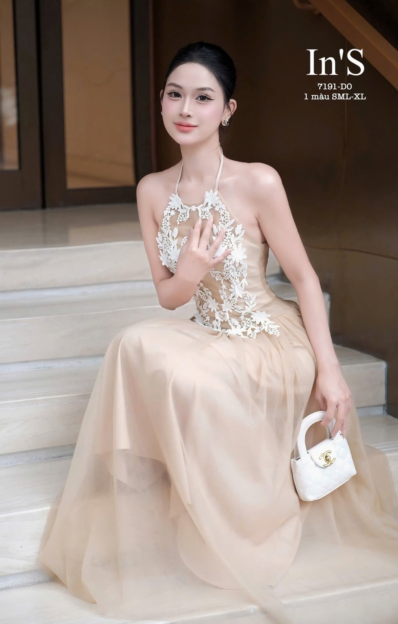 VT nâu yếm đính hoa ngực