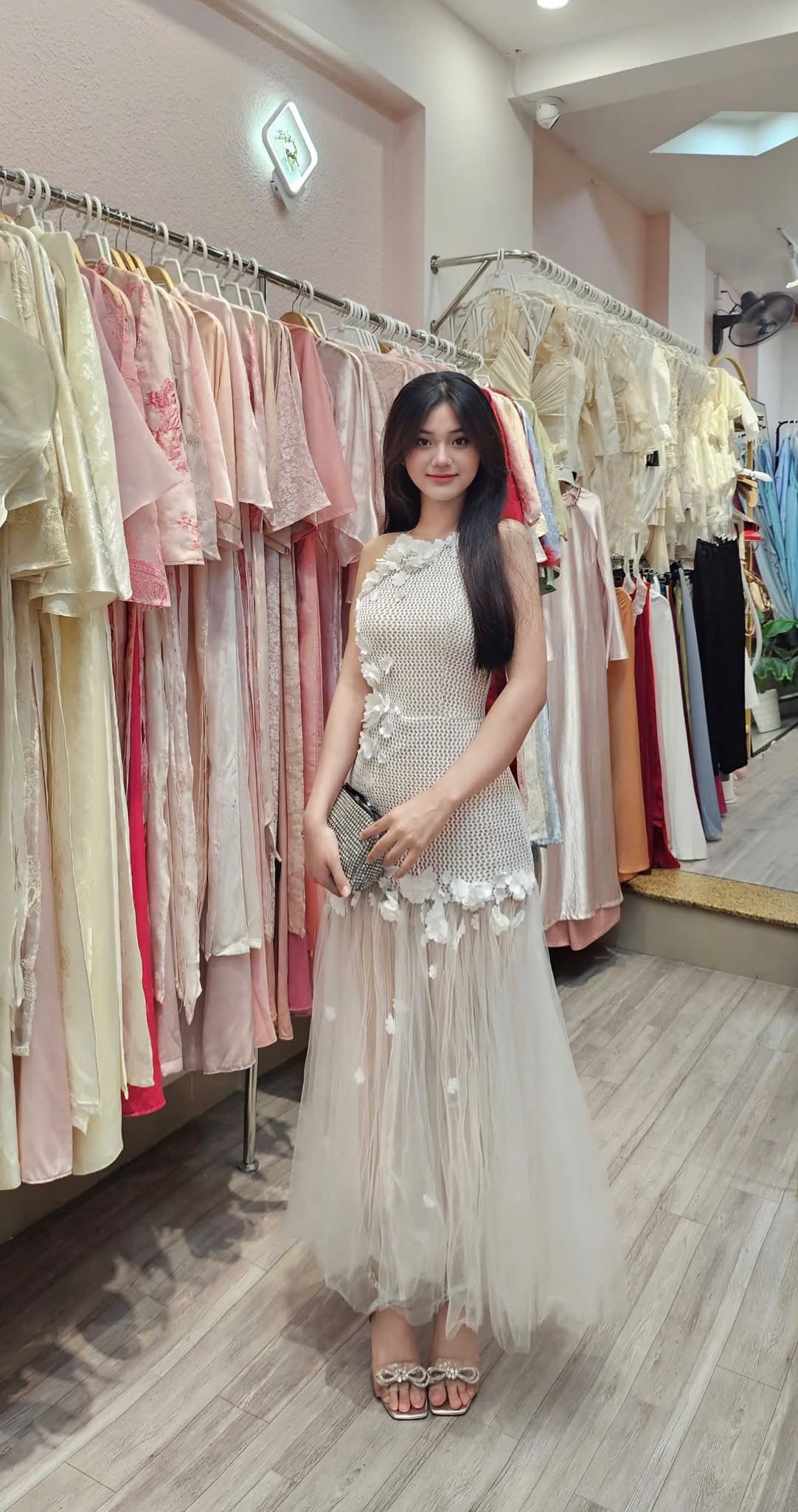 VT yếm trắng lót be đính hoa