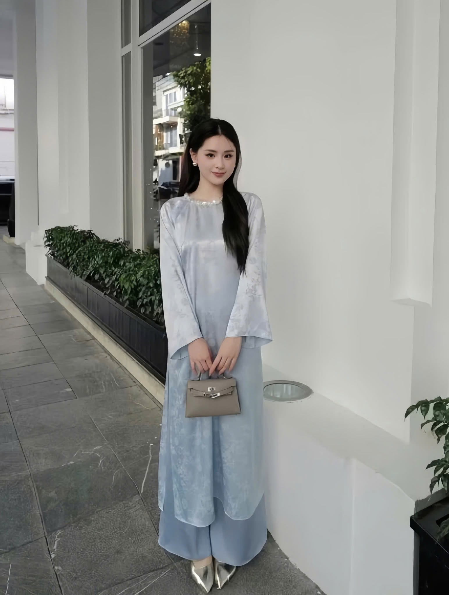 AD lụa xanh dương cổ tròn đính đá ht hoa lá