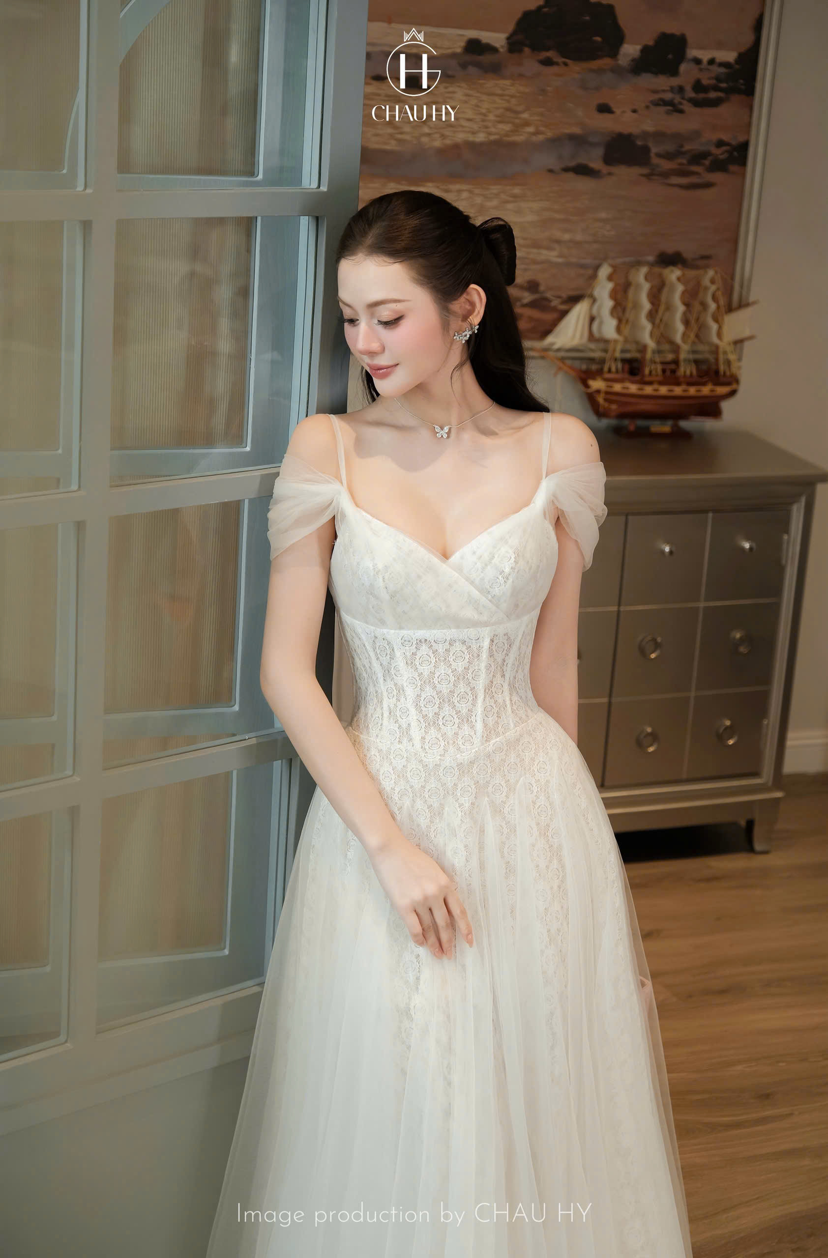 VT trắng cổ V ren lưới châu hy