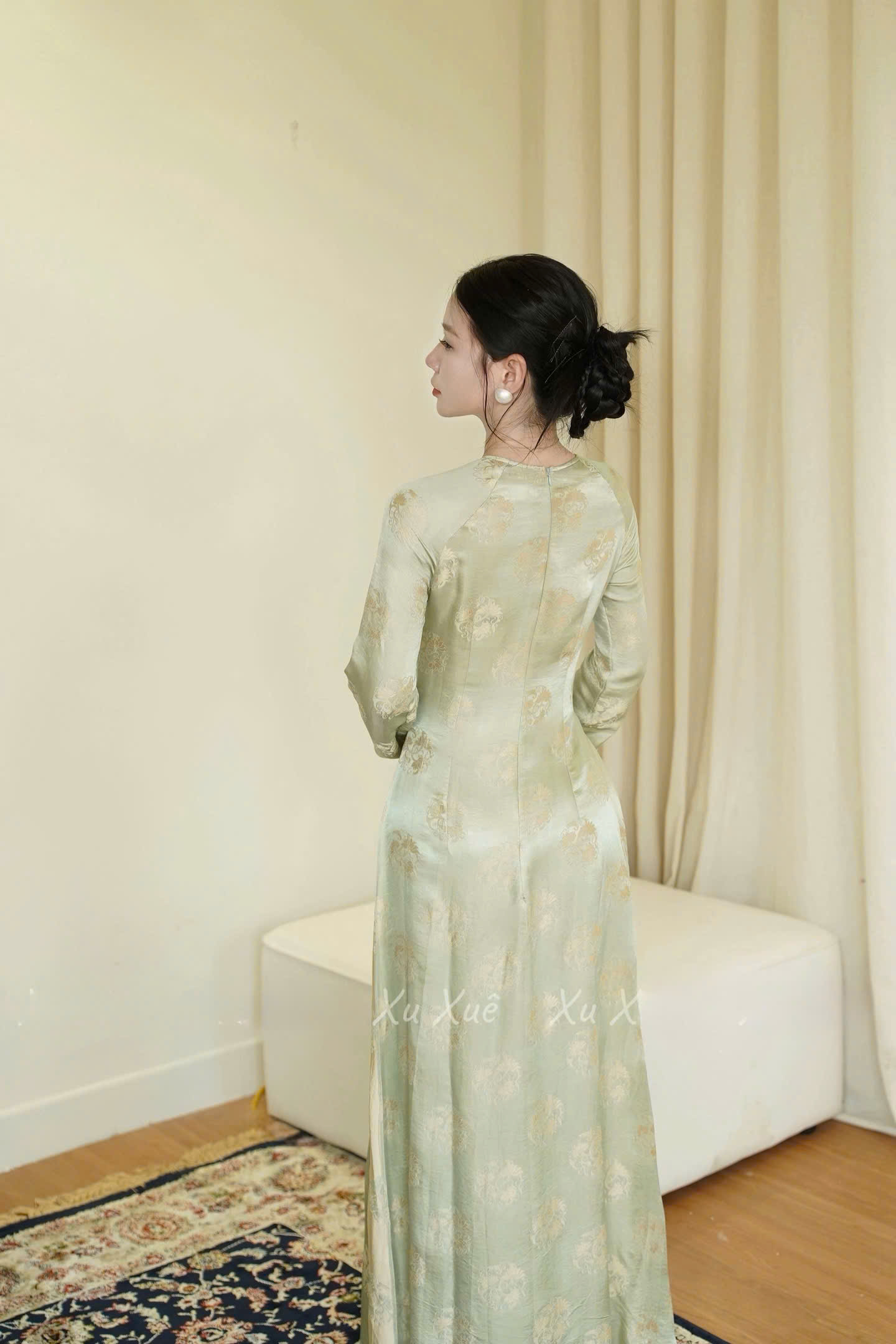 AD xanh cốm cổ tròn vân hoa tròn + quần kem vân công CS1
