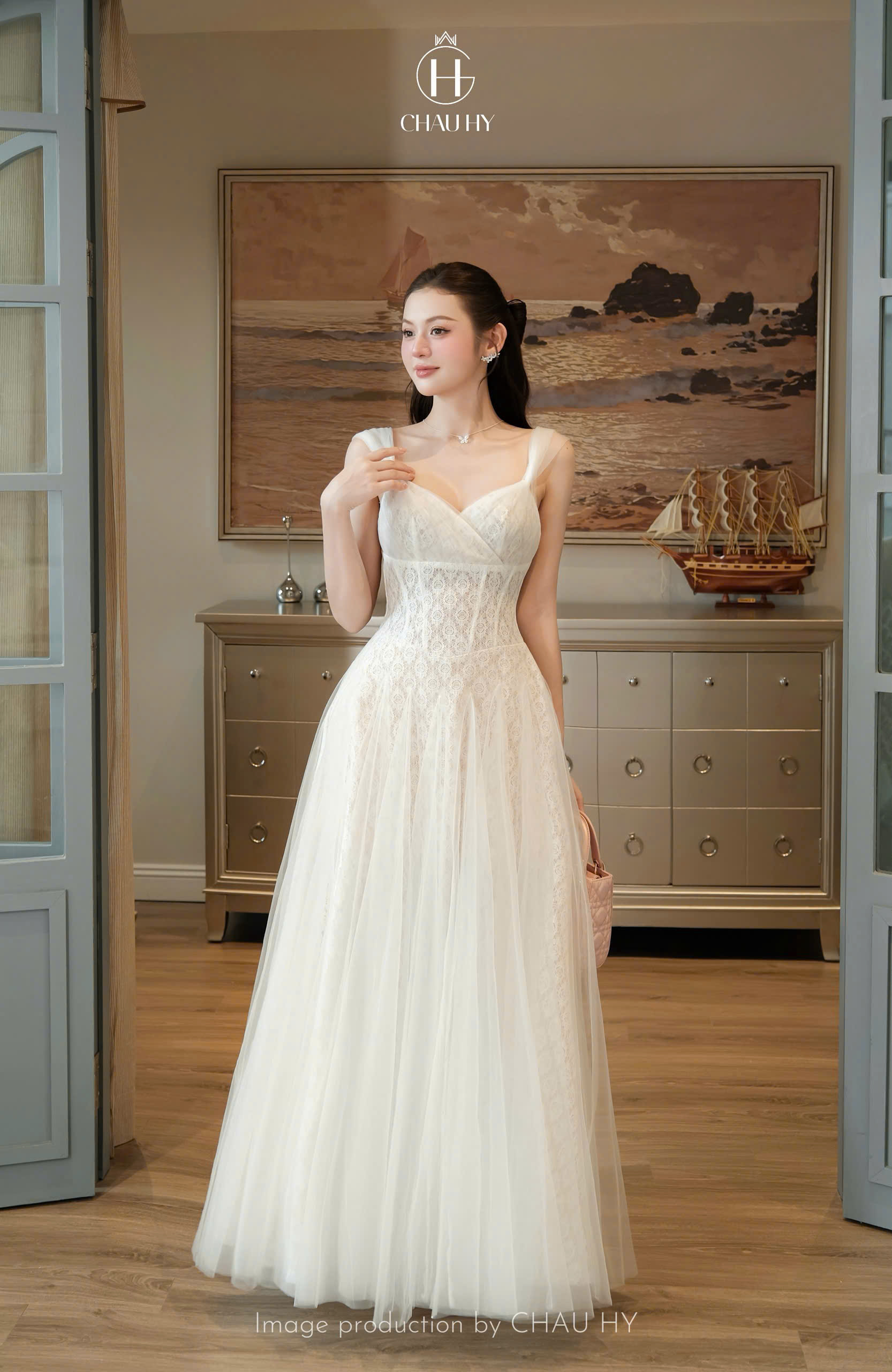VT trắng cổ V ren lưới châu hy