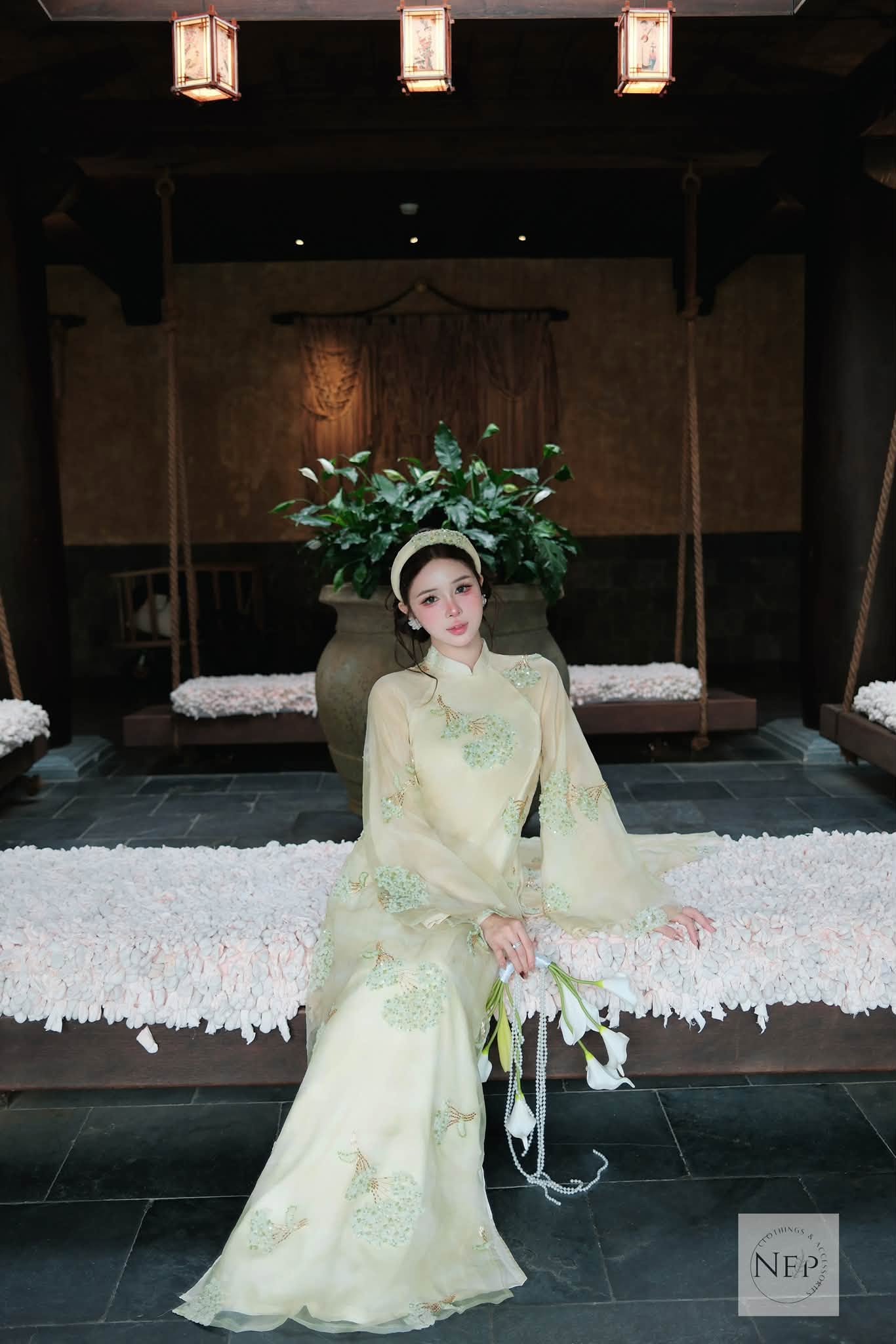 AD 6 tà đính kim sa cườm hoa xanh ( kèm bờm ) CS1