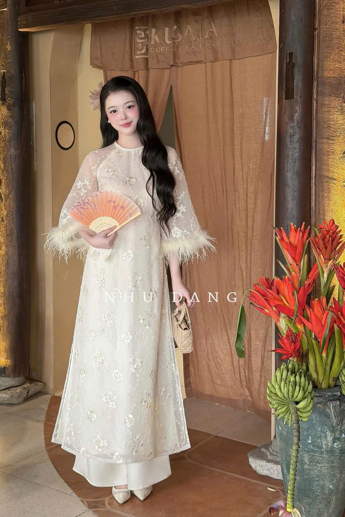 AD kem cổ tròn tết đính hoa nổi tay lông