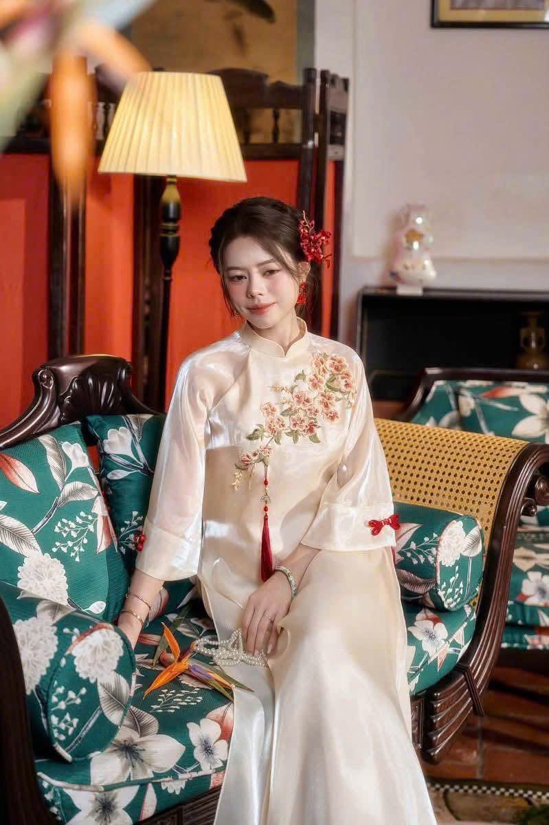 AD trắng kem cổ 3p thêu hoa hồng CS1