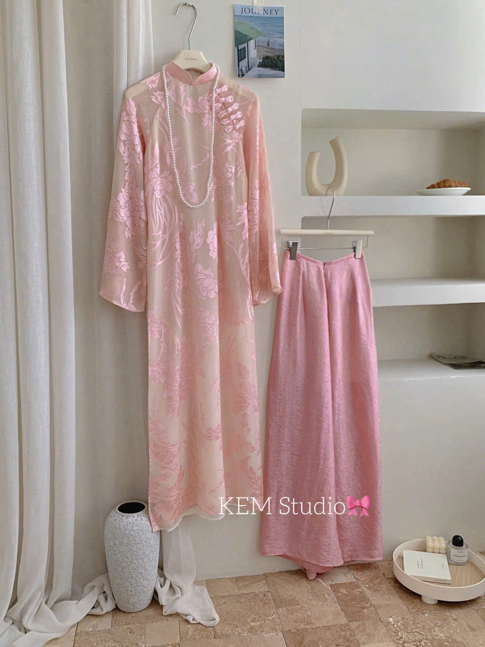 AD hồng ht lá in cổ 3 đính tag nơ vai +quần hồng tơ ánh