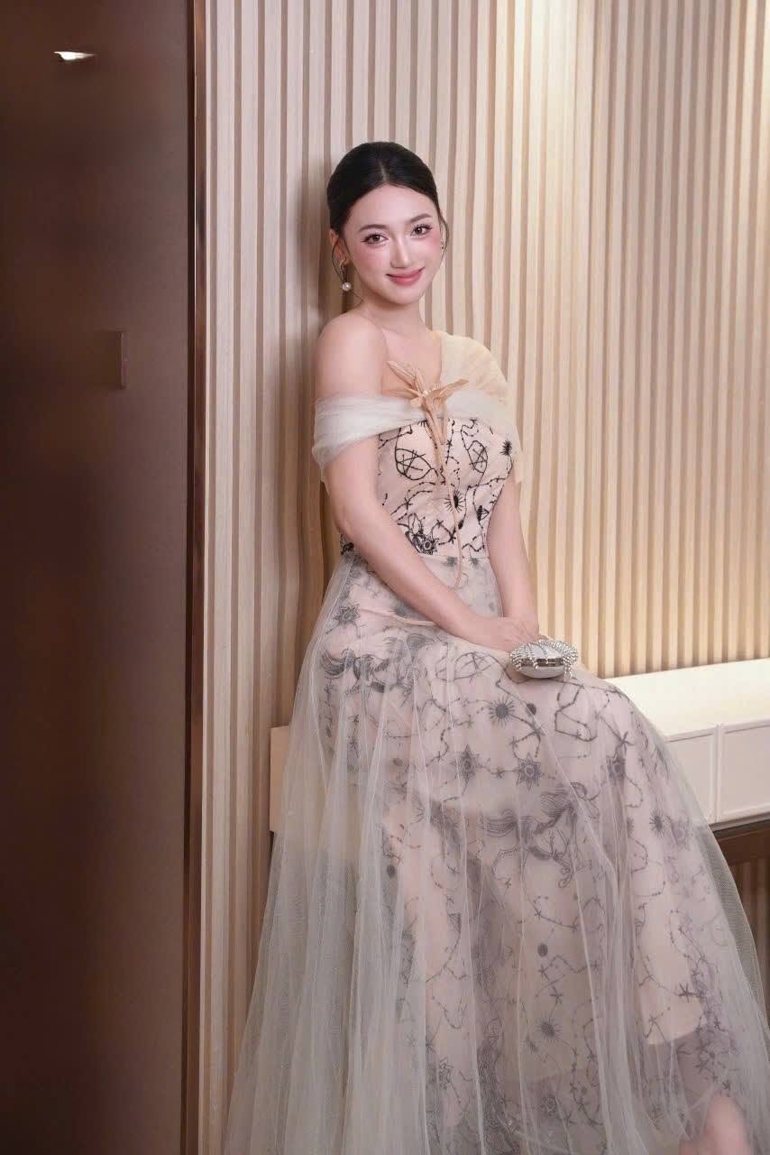 VT kem nâu trễ vai đính kim sa đen L
