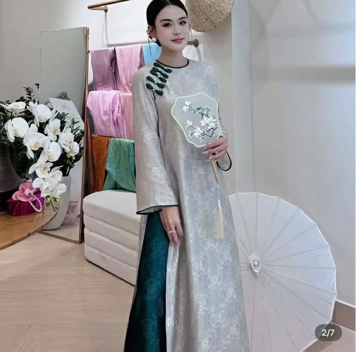 AD lụa thọ cổ tròn xám nhạt 5 nơ xanh vai (quần lụa thọ xanh đậm) CS1