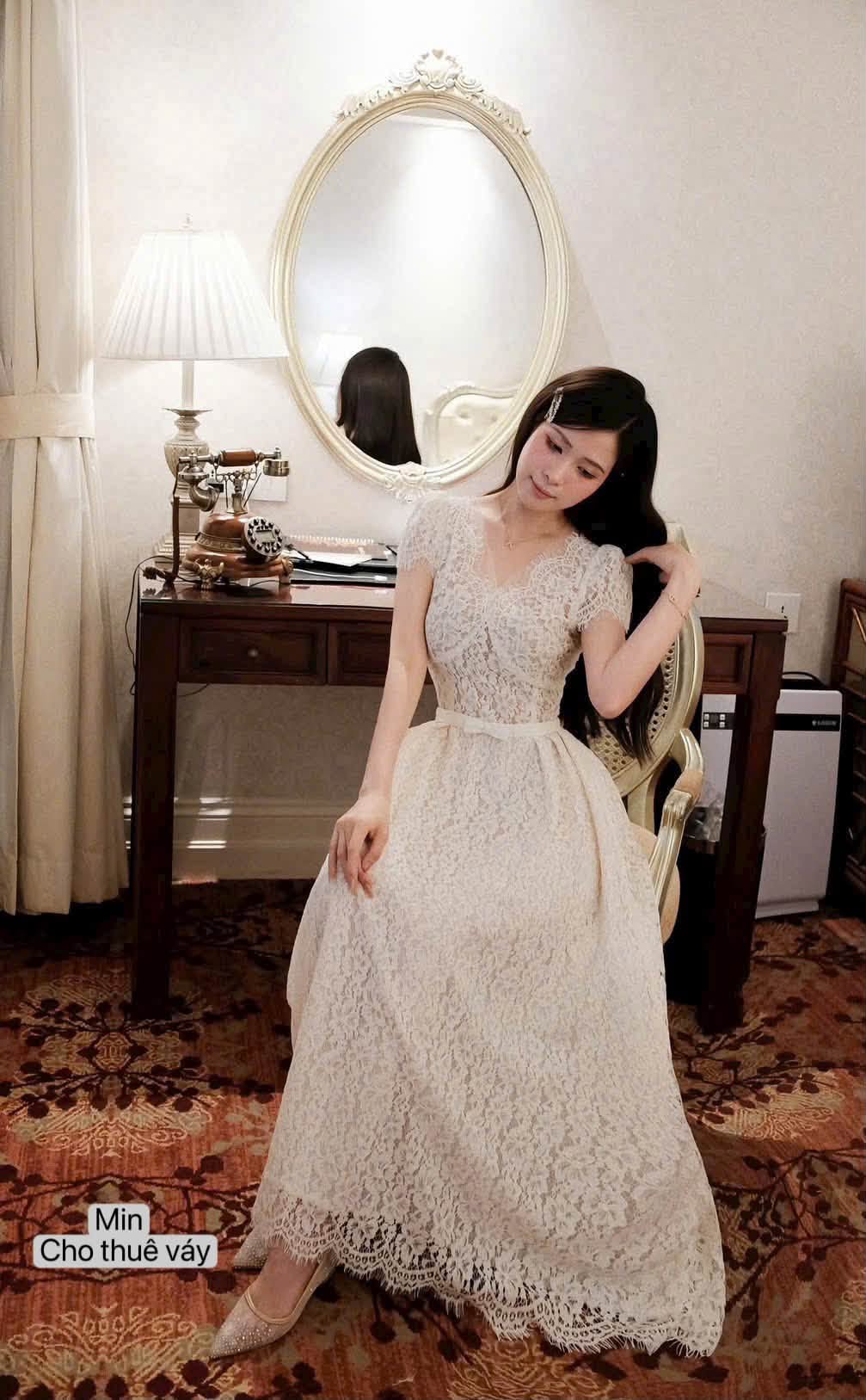VT trắng ren lót be cổ xẻ đính nơ eo