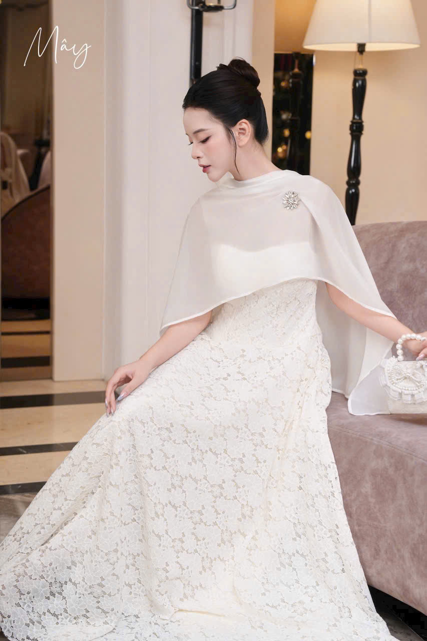 VT trắng kem ren hoa sát nách +kèm voan đính tag đá Size L