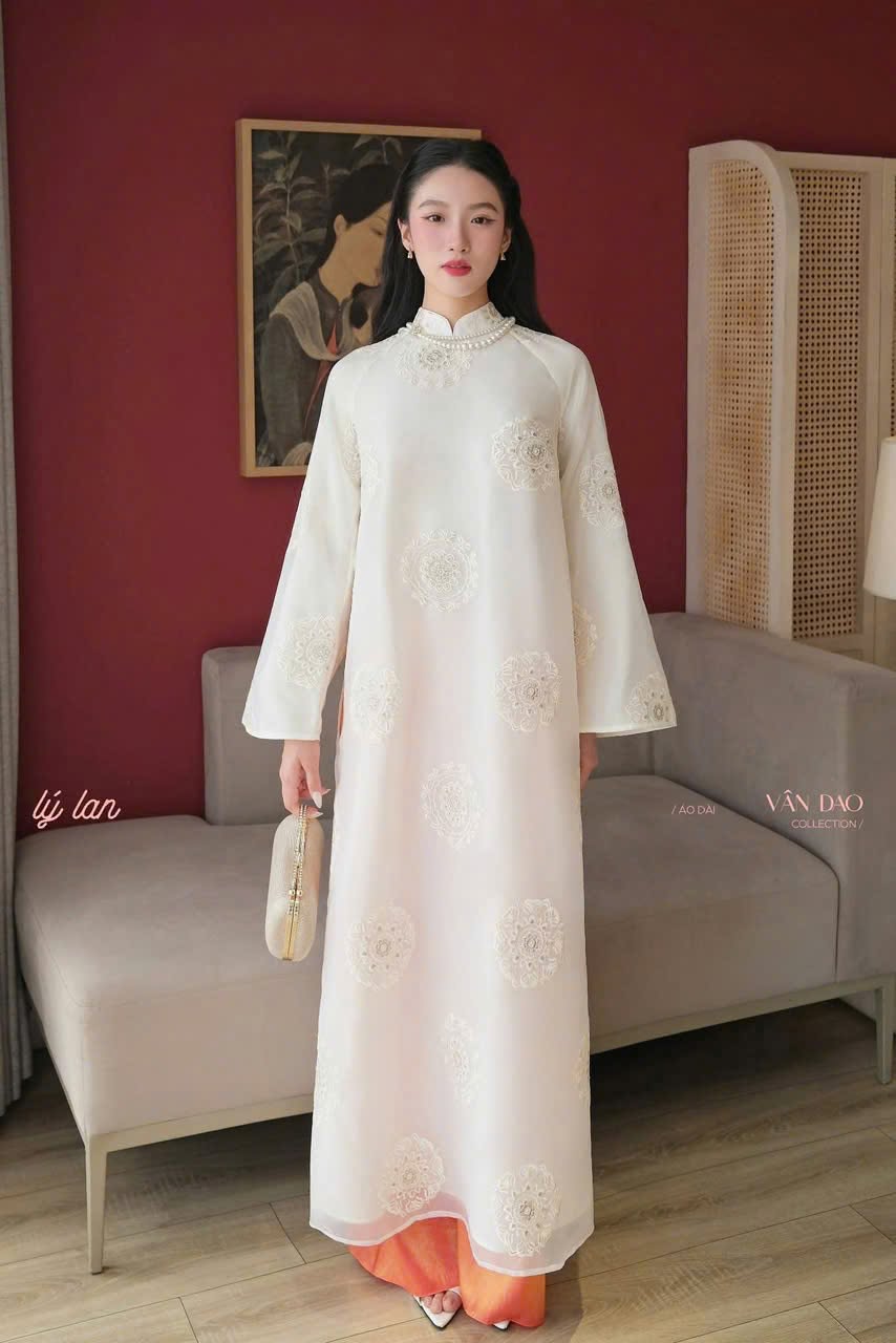 AD trắng cổ 3p thêu hoa tròn to +quần cam
