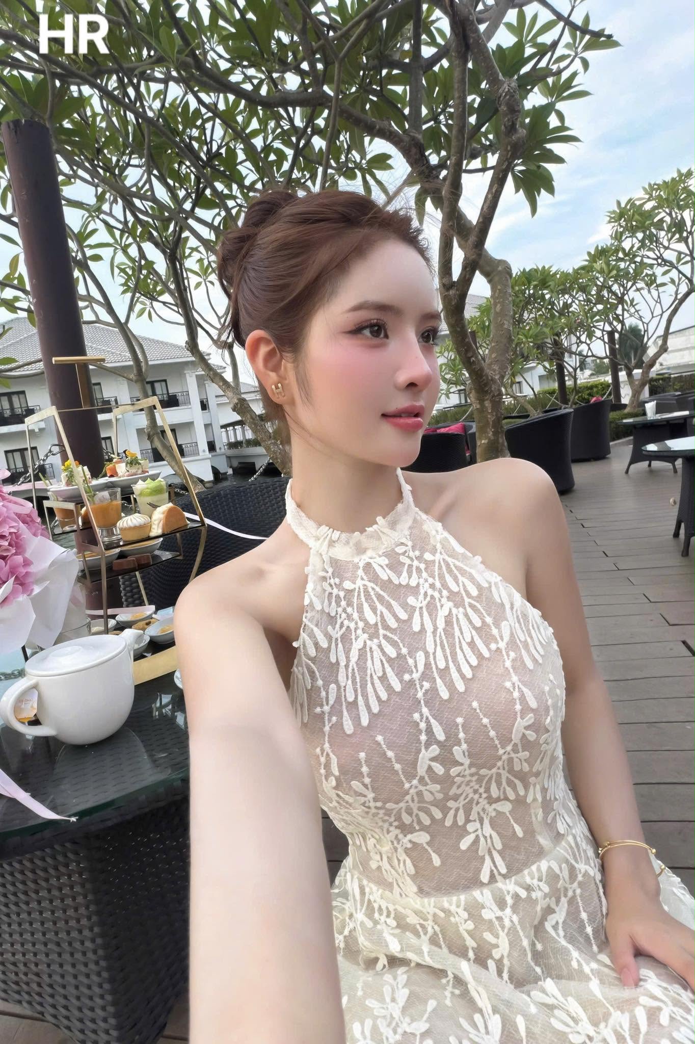 VT kem cổ yếm thêu lá CS1