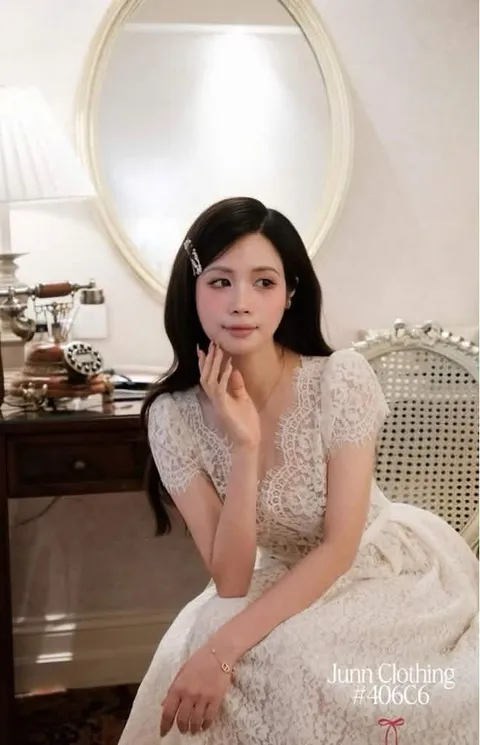 VT trắng ren lót be cổ xẻ đính nơ eo