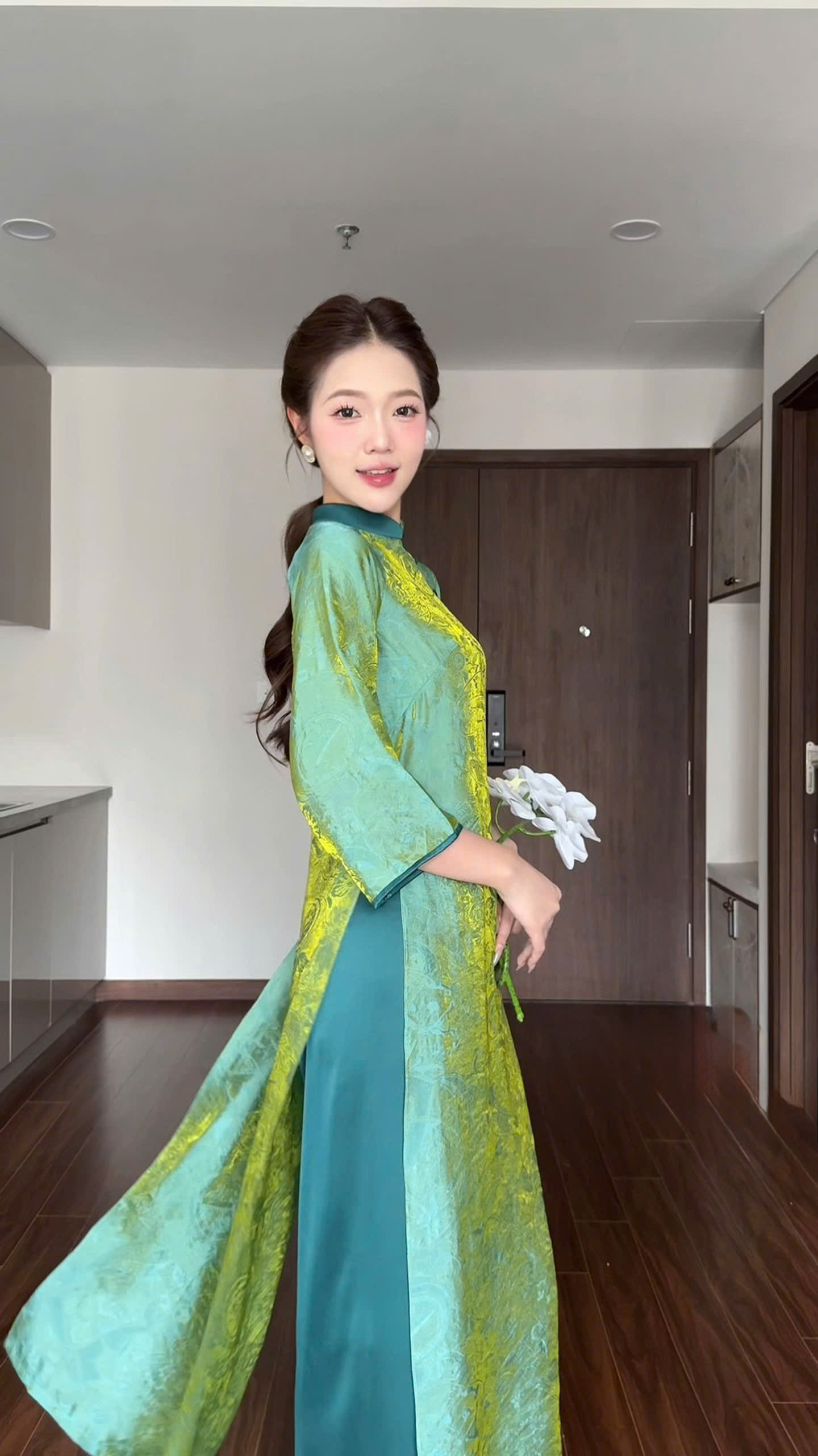 AD tơ ánh xanh viền đậm cổ 3p 4 tà đính tag cúc +quần trơn xanh cổ vịt